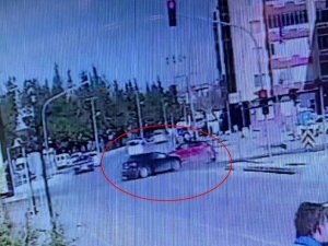 Kırmızı Işık İhlalinin Kazayla Sonuçlandığı Anlar Kamerada: 2 Yaralı