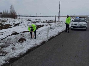 Yol Kenarındaki Yavru Köpeklere Polis Şefkati