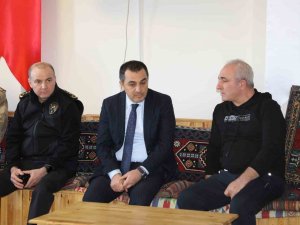 Vali Öksüz, Depremzedelerle Bir Araya Geldi