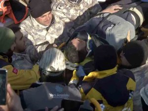 Kahramanmaraş’ta Depremin 198. Saatinde 1 Kişi Enkazdan Sağ Çıkartıldı.