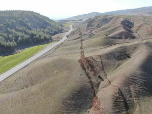 Binaları Yıkan Deprem Doğaya Da Zara Verdi, Bölge Havadan Görüntülendi