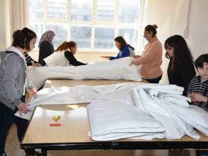 Meslek Lisesi Öğrencileri Depremzedeler İçin Uyku Tulumu Üretiyor