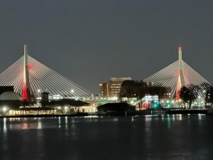 Boston’un Sembol Köprüleri Kırmızı Beyazla Işıklandırıldı
