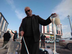 Depremzede "Sütçü Baba" İneklerini Depremzedeler Ve Ekipler İçin Sağıyor