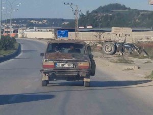 Kapısı Açık Halde Seyreden Eski Otomobilin Trafikte Tehlikeli Yolculuğu