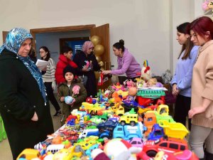 Altın Yıllar Yaşam Merkezinde Depremzedeler İçin Butik-market Oluşturuldu
