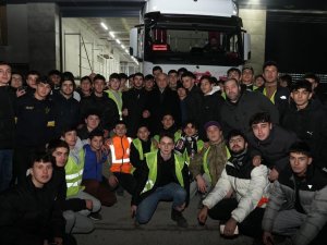 Ümraniye’de 180 Tırlık Yardım Malzemesini Arı Gibi Çalışan Gençler Hazırladı