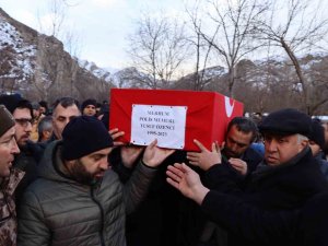 Depremde Göçük Altında Kalan Polis Memuru Toprağa Verildi