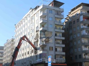 Depremde Hasar Gören Ve Çökme Tehlikesi Geçiren Altınkaya Apartmanı Yıkılıyor