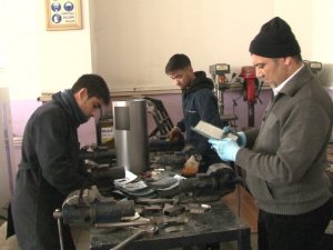 Meslek Lisesinde Depremzedeler İçin Soba Üretimi Yapılıyor