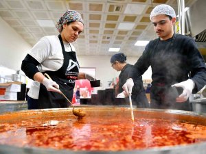 Mersin Büyükşehir Belediyesi 10 Bin 800 Kişilik Yemeği Depremzedelere Ulaştırdı
