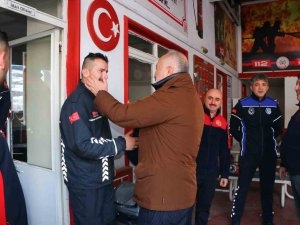 Silpagar, Enkazdan 12 Kişiyi Canlı Kurtaran Ekibi Tek Tek Kutladı