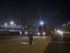 Yardım Araçlarının Arasına Karışan Tırdan 7 Buçuk Milyonluk Kaçak Sigara Ele Geçirildi