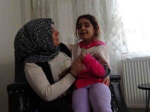 Depremde Annesini Kaybeden 6 Yaşındaki Naz’ın Teyzesine ‘Anne’ Diye Seslenmesi Yürekleri Sızlattı