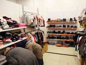 Eyüpsultan’a Gelen Depremzedelere Giysi Desteği