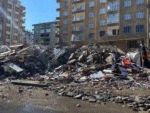 Çökme Tehlikesi Olan Apartman Yıkıldı