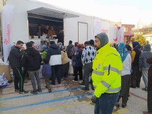 Emet Belediyesi’nden Hatay’da Bin 500 Kişiye Sıcak Yemek