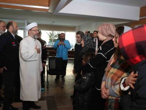 Diyanet İ̇şleri Başkanı Erbaş, Ankara’ya Gelen Depremzedeleri Ziyaret Etti