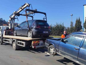 İ̇ki Otomobil Potbaşı Kavşağında Çarpıştı