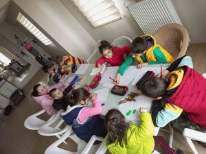 Çizdikleri Resimleri Apartmanda Satan Çocuklar, Parasını Depremzedelere Bağışladı