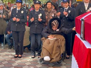 Depremde Polis Eşini Ve 3 Çocuğunu Kaybetti, Tekerlekli Sandalye Üzerinde Tabuta Son Kez Dokundu
