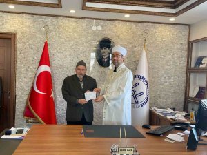 Depremzedelere Umre Parasını Bağışladı