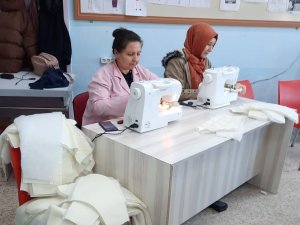 Çocuklar Üşümesin Diye Uyku Tulumları Dikiyorlar