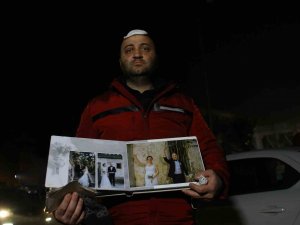 İ̇ha Muhabirleri Ve Kameramanı Enkaz Altında Kalan Fotoğrafları Sahiplerine Teslim Etti