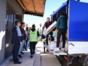 Kemer’de Belediyeye Gelen 3 Kamyonet Dolusu Yardım Koordinasyon Merkezine Teslim Edildi
