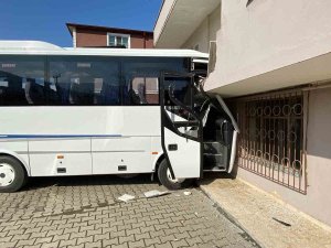 Turistleri Taşıyan Tur Otobüsü Kazadan Sonra Bina Duvarına Çarptı