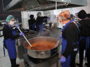 Toroslar Belediyesinden Depremzedelere Sıcak Yemek