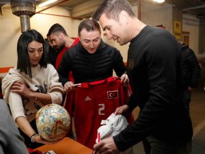 Emre Aşık, Milli Takım Formasını Depremzedeler İçin Hediye Etti