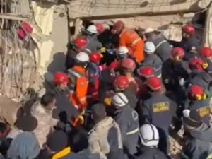 Gölcük Tersane Komutanlığı Personeli İki Genci Enkazdan Sağ Çıkardı