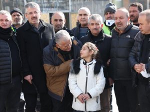 Büyükkılıç: "Kayseri Büyükşehir, Deprem Bölgesinde Temizlik Çalışmalarına Devam Ediyor"