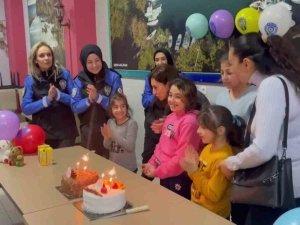 Depremzede Gümüş’e Polislerden Doğum Günü Sürprizi