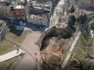 Gaziantep’te Deprem Sonrası Dev Obruk Oluştu