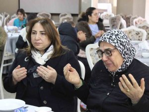 Oğlunun Şehit Aylığıyla Depremzedelere Yemek Hazırladı
