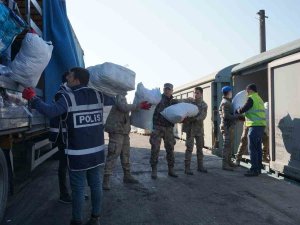 Avrupa’dan Gelen Yardım Malzemeleri Edirne’den Tırlar Ve Trenlerle Afet Bölgelerine Sevk Ediliyor
