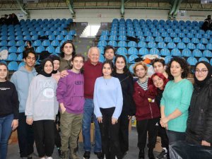 Abd Vatandaşı Depremzedeler İçin Gönüllü Olarak Görev Yapıyor