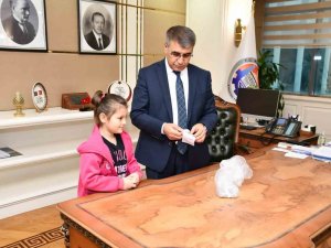 Biriktirdiği Paraları Ve Oyuncaklarını Deprem Bölgesine Gönderdi