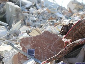 Deprem Enkazlarından Çıkan Mutlu Hatıralar