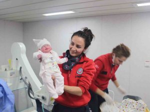 Depremzede Kadının Bebeği, Tcg Bayraktar’da Dünyaya Geldi