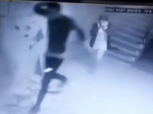 Depremden Kaçma Anı Ve Duvarların Patlaması Güvenlik Kamerasına Yansıdı