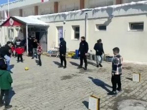 Polislerden Depremzede Çocuklara Moral