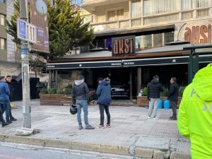 Kadıköy’de Kontrolden Çıkan Lüks Otomobil Restorana Daldı