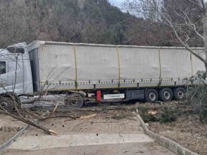 Depremzedelere Yardım Tırı Kaza Yaptı