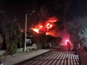 İ̇zmir’de Lastik Bayisinde Korkutan Yangın
