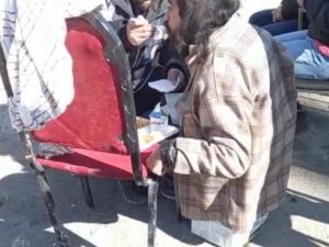 Diyarbakır Polisi, Engelli Vatandaşa Elleriyle Yemek Yedirdi