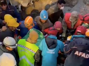 9 Yaşındaki Yücel, 205 Saat Sonra Enkazdan Sağ Çıkartıldı