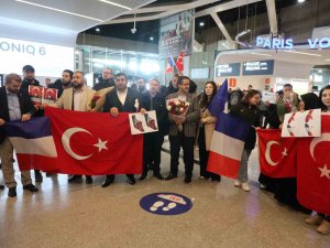 Fransız Arama-kurtarma Ekibi Güllerle Karşılandı